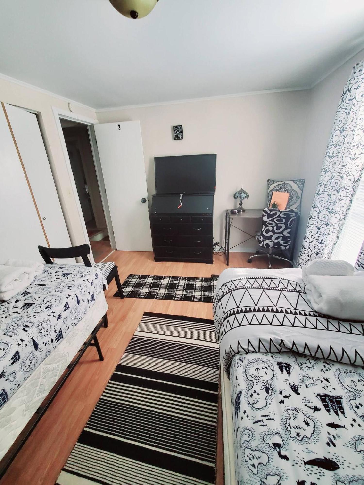 Room In Guest Room - Black-White Rm By Yale U Нью-Хейвен Экстерьер фото