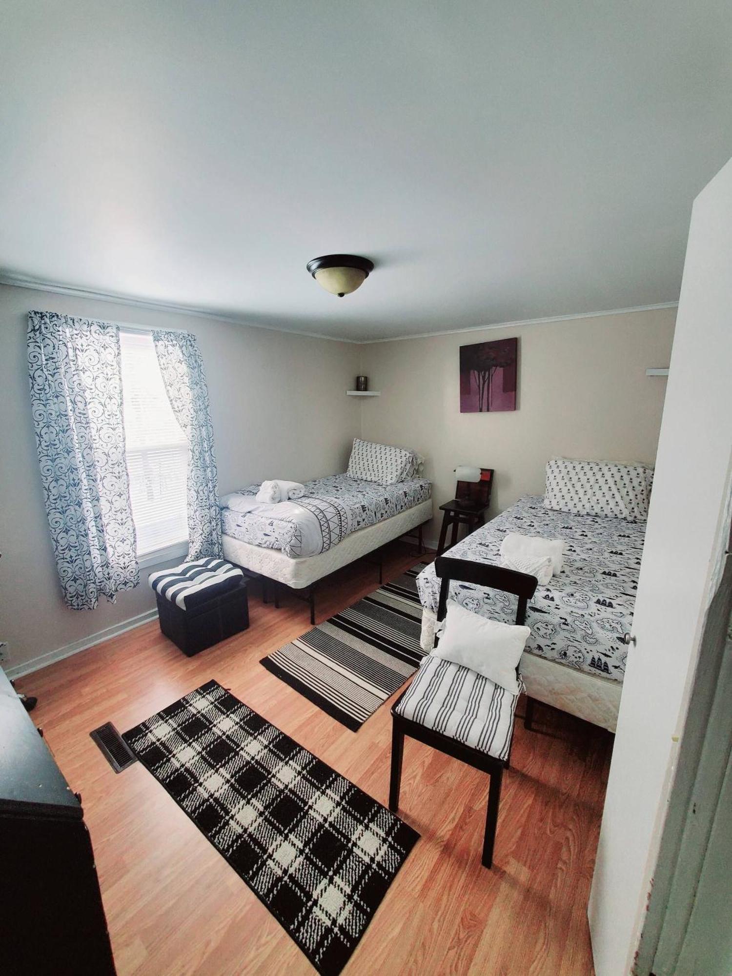 Room In Guest Room - Black-White Rm By Yale U Нью-Хейвен Экстерьер фото